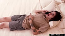 Молодая брюнеточка обмазывает сногсшибательные ножки вазелином на диванчике перед камерой